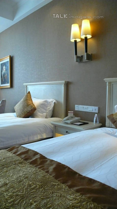 无人,竖图,室内,白天,正面,旅游,度假,床,靠垫,标志建筑,地标,建筑,酒店,照明,上海,中国,亚洲,阴影,光线,壁灯,影子,灯光,床单,靠枕,娱乐,被子,建设,灯,灯具,垫子,枕头,享受,休闲,旅游胜地,放松,单人床,泰晤士小镇,照亮,申,被单,照明设备,东亚,上海立诗顿酒店,松江区,上海市,松江新城,中华人民共和国,沪,华东地区,彩图,旅店,shcm1