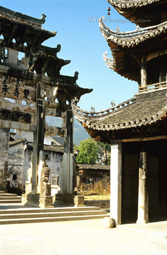 无人,家,横图,室外,白天,仰视,旅游,度假,黄山,石头,名胜古迹,植物,标志建筑,地标,建筑,中国,亚洲,阴影,遗迹,光线,石子,瓦片,影子,房屋,屋顶,屋子,牌坊,牌楼,顶棚,瓦,古迹,文化,文物,娱乐,建设,古建筑,楼房,废墟,住宅,树,树木,蓝色,绿色,蓝天,天空,阳光,自然,天,享受,休闲,旅游胜地,放松,建造,生长,晴朗,成长,纪念,祭祀,表彰,荣誉,古文明,东亚,屋瓦,安徽,安徽省,黄山市,歙县,许村,万里无云,中华人民共和国,华东地区,荣耀,皖,石块,岩石,晴空,晴空万里,彩图,低角度拍摄,房子,传统文化,shcm1