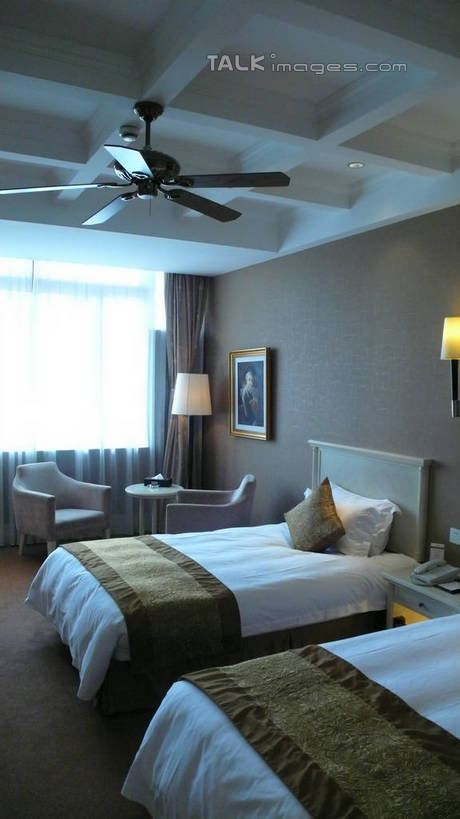 无人,横图,室内,白天,正面,旅游,度假,窗户,窗帘,床,靠垫,台灯,标志建筑,地标,建筑,酒店,照明,上海,中国,亚洲,阴影,装饰,光线,电器,影子,墙,灯光,床单,风扇,靠枕,夏季,清凉,凉爽,娱乐,被子,建设,玻璃窗,墙壁,墙面,灯,帘子,灯具,垫子,枕头,夏天,享受,休闲,遮阳,旅游胜地,放松,电风扇,单人床,泰晤士小镇,电扇,华丽,修饰,照亮,点缀,申,被单,家电,家用电器,照明设备,东亚,上海立诗顿酒店,松江区,上海市,松江新城,中华人民共和国,沪,华东地区,衬托,美观,雅致,雅观,彩图,旅店,小家电,shcm1