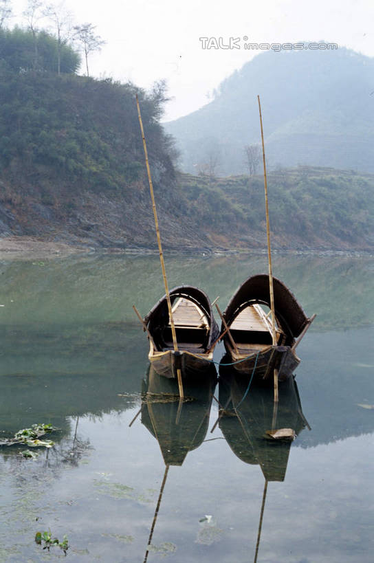 无人,横图,室外,白天,正面,旅游,度假,湖,湖泊,黄山,美景,森林,山,山脉,树林,水,植物,船,中国,亚洲,停靠,波纹,湖面,景观,山峰,水流,水面,涟漪,山峦,两艘,娱乐,树,树木,绿色,倒影,水纹,天空,自然,交通工具,波浪,湖水,群山,天,享受,休闲,景色,放松,生长,成长,倒映,舟,停泊,自然风光,载具,东亚,安徽,安徽省,黄山市,歙县,渔梁坝,乌篷船,中华人民共和国,华东地区,水晕,皖,反照,彩图,渔梁镇,shcm1