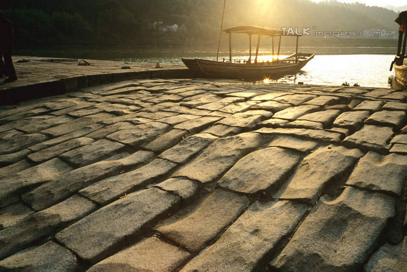 无人,竖图,室外,白天,正面,旅游,度假,湖,湖泊,黄山,石头,美景,日落,山,山脉,水,船,中国,亚洲,停靠,石子,湖面,景观,山峰,水流,水面,晚霞,霞光,落日,山峦,娱乐,自然,黄昏,交通工具,湖水,群山,享受,休闲,景色,彩霞,放松,舟,停泊,自然风光,载具,东亚,安徽,安徽省,黄山市,歙县,渔梁坝,乌篷船,中华人民共和国,华东地区,皖,夕照,薄暮,石块,岩石,夕阳,彩图,傍晚,渔梁镇,斜阳,shcm1