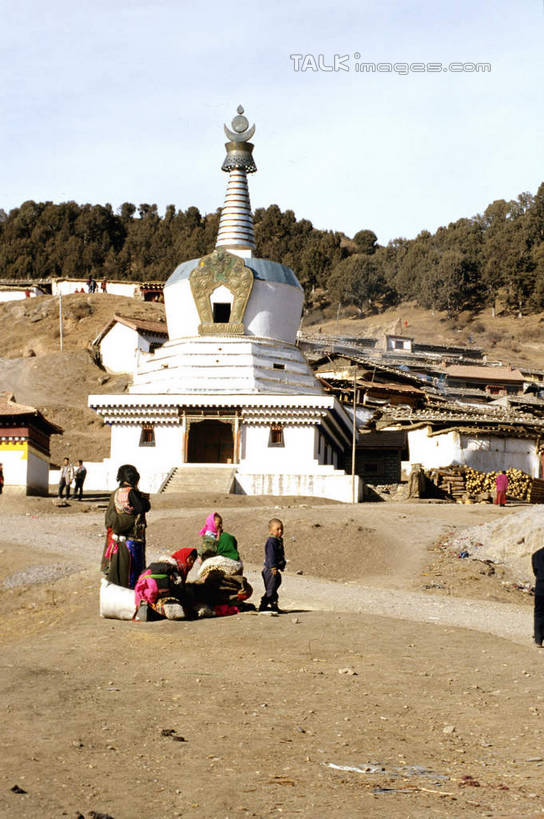 东方人,三个人,家,站,横图,室外,白天,正面,民族服装,旅游,度假,名胜古迹,植物,标志建筑,地标,建筑,中国,亚洲,服装,遗迹,房屋,屋子,黄种人,古迹,文物,娱乐,建设,古建筑,楼房,住宅,树,树木,衣服,绿色,天空,自然,天,站着,享受,休闲,旅游胜地,放松,服饰,生长,成长,衣着,穿着,古文明,东亚,甘肃,甘肃省,碌曲县,郎木寺,郎木寺镇,中华人民共和国,西北地区,甘,衣饰,郎木寺乡,男人,男性,年轻男性,年轻女性,女人,女性,亚洲人,站立,彩图,全身,传统服装,民俗服,房子,shcm1