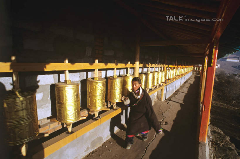 东方人,一个人,和尚,寺庙,走,横图,室外,白天,正面,民族服装,旅游,度假,名胜古迹,标志建筑,地标,建筑,中国,亚洲,仅一个男性,仅一个人,一排,许多,握,阴影,服装,节日,遗迹,整齐,光线,影子,很多,拿,拿着,黄种人,古迹,文化,文物,娱乐,建设,古建筑,排列,仅一个年轻男性,衣服,阳光,庙宇,祈祷,享受,休闲,健康,旅游胜地,放松,握着,许愿,宗教,服饰,佛教,信仰,纪念,祈求,衣着,穿着,队列,古文明,东亚,转经筒,甘肃,甘肃省,转经轮,法轮,碌曲县,郎木寺,郎木寺镇,中华人民共和国,玛尼轮,西北地区,甘,衣饰,释教,郎木寺乡,平安,男人,男性,年轻男性,亚洲人,比丘,高僧,僧,僧侣,僧人,沙弥,修行僧,步行,散步,走路,彩图,全身,传统服装,民俗服,庙,寺,经轮,玛尼解脱轮,祈祷轮,shcm1