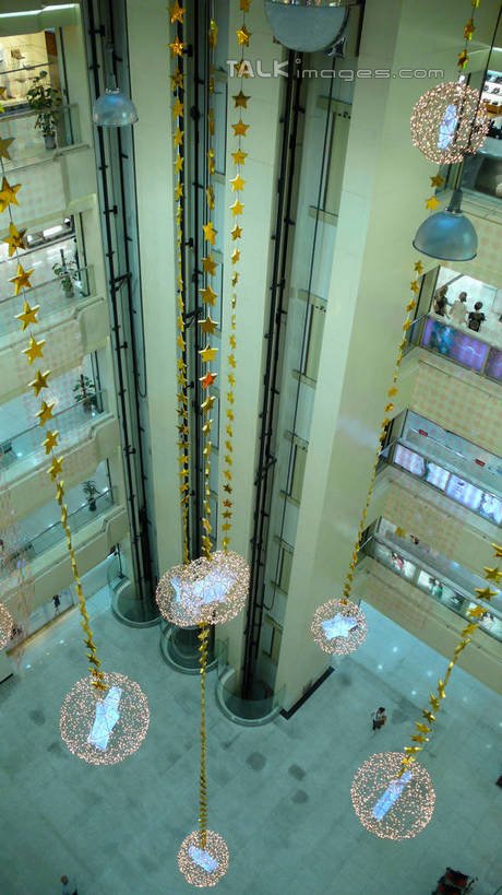 无人,商店,竖图,俯视,室内,白天,购物,旅游,度假,消费,窗户,落地窗,标志建筑,超市,橱窗,地标,建筑,商场,上海,中国,亚洲,阴影,光线,影子,墙,灯光,娱乐,建设,玻璃窗,墙壁,墙面,享受,休闲,旅游胜地,放松,金融,百货,申,选购,贸易,百货公司,东亚,玻璃橱窗,汇金百货,徐汇区,上海市,中华人民共和国,沪,华东地区,血拼,彩图,高角度拍摄,购物商场,购物中心,商业中心,肇嘉浜路,shcm1