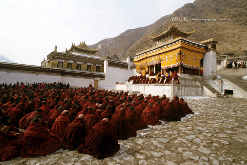 东方人,和尚,寺庙,坐,竖图,室外,白天,正面,民族服装,旅游,度假,名胜古迹,山,山脉,标志建筑,地标,建筑,中国,亚洲,服装,节日,遗迹,山峰,山峦,许多人,燃烧,黄种人,古迹,文化,文物,娱乐,建设,古建筑,衣服,香火,庙宇,群山,祈祷,一群人,享受,休闲,健康,旅游胜地,放松,许愿,宗教,服饰,信仰,纪念,祈求,衣着,穿着,古文明,东亚,甘肃,甘肃省,夏河县,拉卜楞寺,中华人民共和国,西北地区,甘,衣饰,夏河,平安,男人,男性,年轻男性,中年男性,亚洲人,比丘,高僧,僧,僧侣,僧人,沙弥,修行僧,坐着,半身,彩图,传统服装,民俗服,庙,寺,shcm1