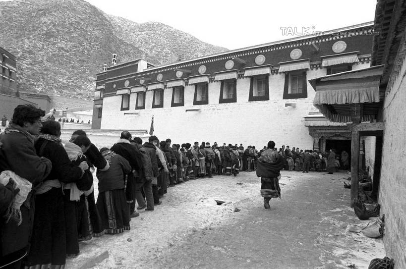 东方人,和尚,寺庙,站,坐,竖图,黑白,室外,白天,正面,民族服装,旅游,度假,名胜古迹,山,山脉,标志建筑,地标,建筑,中国,亚洲,服装,节日,遗迹,山峰,山峦,许多人,燃烧,黄种人,古迹,文化,文物,娱乐,建设,古建筑,衣服,香火,庙宇,群山,祈祷,站着,一群人,享受,休闲,健康,旅游胜地,放松,许愿,宗教,服饰,信仰,纪念,祈求,衣着,穿着,古文明,东亚,甘肃,甘肃省,夏河县,拉卜楞寺,中华人民共和国,西北地区,甘,衣饰,夏河,平安,男人,男性,年轻男性,中年男性,亚洲人,比丘,高僧,僧,僧侣,僧人,沙弥,修行僧,站立,坐着,半身,传统服装,民俗服,庙,寺,shcm1