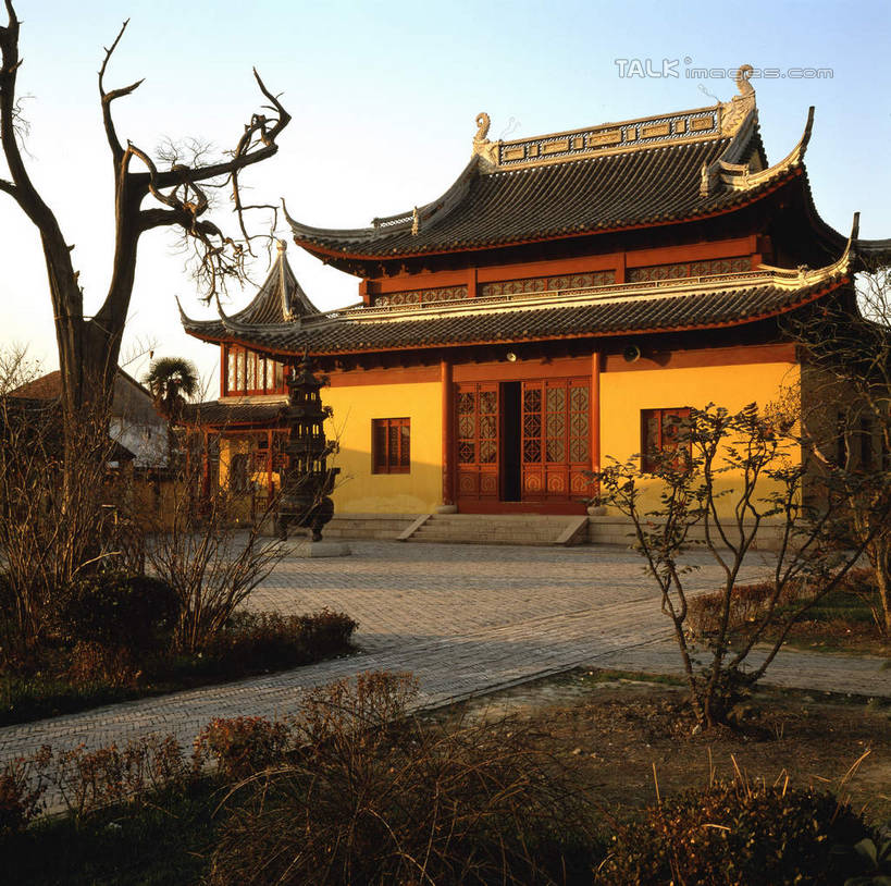 无人,寺庙,横图,室外,白天,正面,旅游,度假,草地,草坪,名胜古迹,植物,标志建筑,地标,建筑,中国,亚洲,阴影,节日,遗迹,光线,影子,燃烧,古迹,文化,文物,娱乐,建设,古建筑,江苏,草,树,树木,蓝色,绿色,蓝天,天空,阳光,自然,香火,庙宇,天,祈祷,享受,休闲,健康,旅游胜地,放松,许愿,宗教,信仰,生长,晴朗,成长,纪念,祈求,古文明,东亚,江苏省,锦溪,昆山,昆山市,万里无云,中华人民共和国,华东地区,苏,鹿城,平安,晴空,晴空万里,彩图,庙,寺,锦溪镇,shcm1