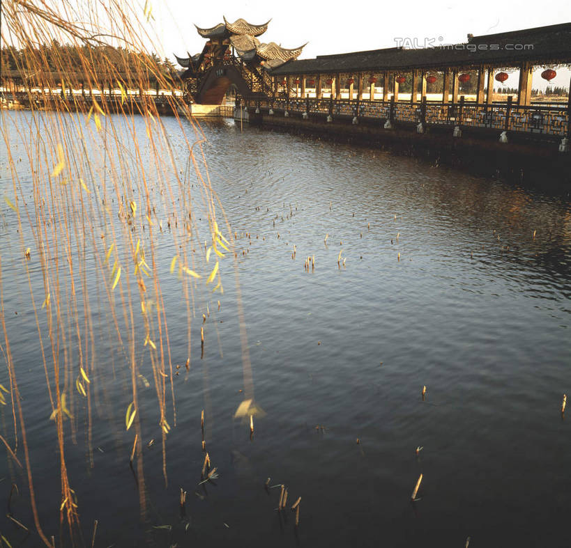 无人,寺庙,横图,室外,白天,正面,旅游,度假,湖,湖泊,名胜古迹,水,植物,标志建筑,地标,建筑,中国,亚洲,阴影,波纹,节日,遗迹,光线,影子,湖面,水流,水面,枝条,涟漪,燃烧,古迹,文化,文物,娱乐,建设,古建筑,江苏,树,树木,树枝,蓝色,绿色,倒影,蓝天,水纹,天空,阳光,自然,香火,庙宇,波浪,湖水,天,祈祷,享受,休闲,健康,旅游胜地,放松,许愿,宗教,信仰,生长,晴朗,成长,纪念,祈求,倒映,古文明,东亚,江苏省,锦溪,昆山,昆山市,万里无云,中华人民共和国,华东地区,苏,水晕,反照,虬枝,枝杈,鹿城,平安,晴空,晴空万里,彩图,庙,寺,锦溪镇,shcm1