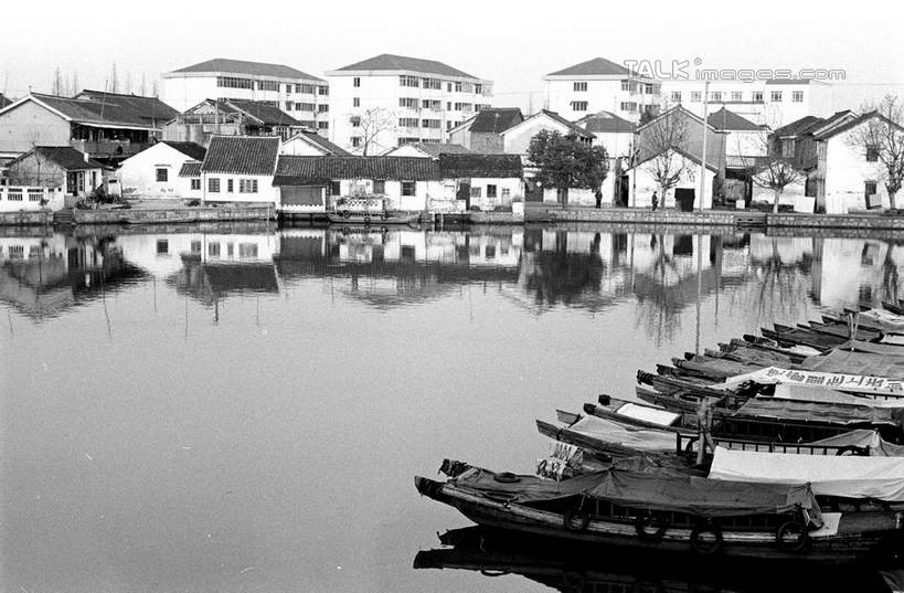 无人,家,横图,黑白,室外,白天,正面,旅游,度假,湖,湖泊,美景,水,船,中国,亚洲,一排,停靠,波纹,整齐,房屋,屋子,湖面,景观,水流,水面,涟漪,娱乐,江苏,楼房,住宅,排列,倒影,水纹,天空,自然,交通工具,波浪,湖水,天,享受,休闲,景色,放松,倒映,舟,队列,停泊,自然风光,载具,东亚,江苏省,乌篷船,锦溪,昆山,昆山市,中华人民共和国,华东地区,苏,水晕,反照,鹿城,房子,锦溪镇,shcm1