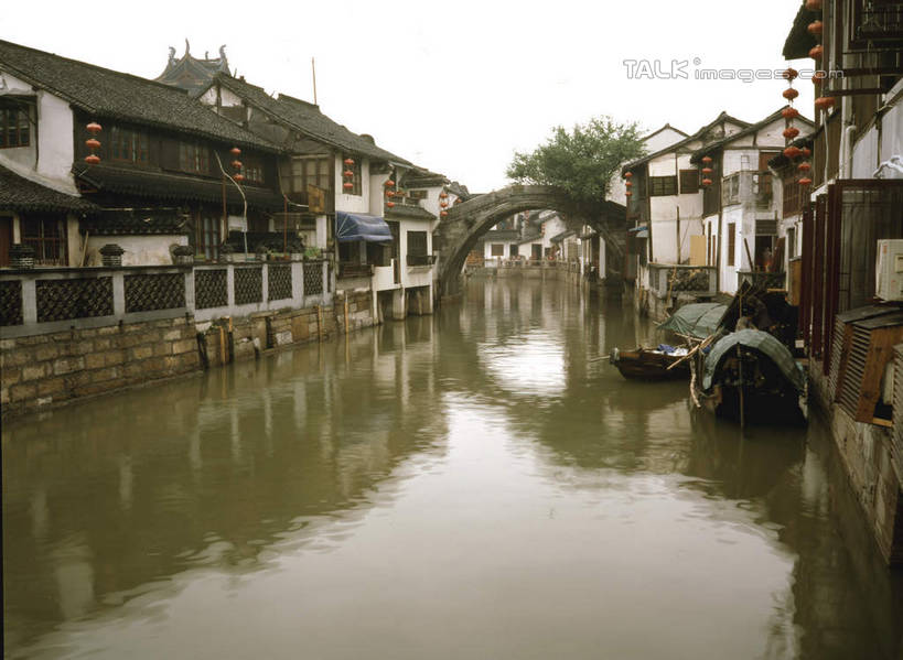 无人,家,横图,室外,白天,正面,旅游,度假,河流,石头,名胜古迹,水,植物,标志建筑,地标,建筑,船,周庄,中国,亚洲,波纹,遗迹,石子,房屋,屋子,河水,水流,桥,涟漪,古迹,文物,娱乐,建设,古建筑,江苏,石桥,楼房,拱桥,住宅,栈桥,树,树木,绿色,倒影,水纹,天空,自然,交通工具,波浪,天,享受,休闲,旅游胜地,放松,拱形,生长,成长,人行桥,石拱桥,倒映,舟,载具,古文明,东亚,江苏省,乌篷船,昆山,昆山市,周庄镇,中华人民共和国,华东地区,苏,水晕,中国第一水乡,反照,鹿城,贞丰里,石块,彩图,房子,shcm1