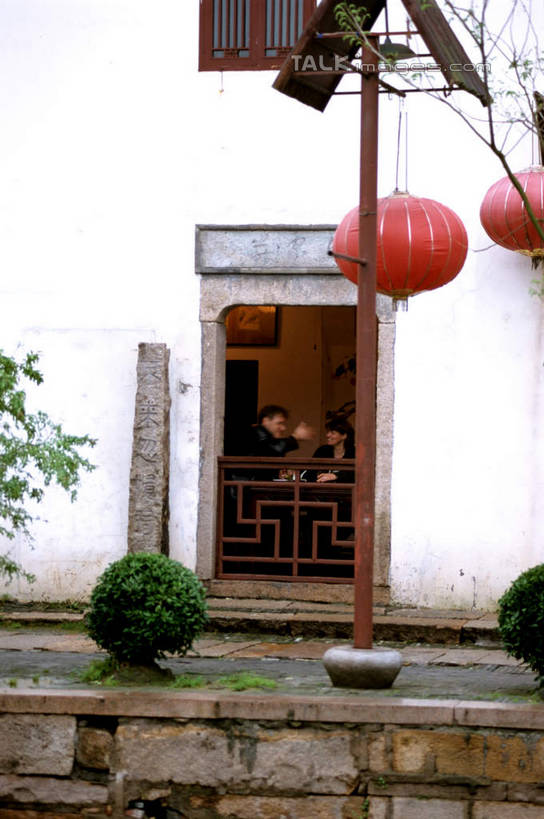 无人,家,竖图,室外,白天,正面,旅游,度假,名胜古迹,植物,门,标志建筑,地标,建筑,照明,周庄,中国,亚洲,吊挂,悬挂,遗迹,灯笼,纸灯笼,房屋,墙,屋子,挂,古迹,文物,娱乐,建设,古建筑,江苏,楼房,墙壁,墙面,住宅,树,树木,红色,绿色,自然,灯具,门框,享受,休闲,旅游胜地,放松,生长,成长,照亮,照明设备,古文明,东亚,江苏省,昆山,昆山市,周庄镇,中华人民共和国,华东地区,苏,中国第一水乡,鹿城,贞丰里,彩图,房子,shcm1