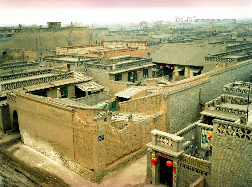 无人,家,横图,俯视,室外,白天,旅游,度假,名胜古迹,植物,标志建筑,地标,建筑,照明,平遥,中国,亚洲,吊挂,悬挂,遗迹,灯笼,瓦片,纸灯笼,房屋,墙,屋顶,屋子,挂,顶棚,瓦,古迹,文物,娱乐,建设,古建筑,楼房,墙壁,墙面,住宅,树,树木,红色,绿色,天空,自然,灯具,天,享受,休闲,旅游胜地,放松,建造,生长,成长,照亮,照明设备,古文明,东亚,屋瓦,山西,山西省,中华人民共和国,华北地区,晋,晋中,晋中市,平遥县,彩图,高角度拍摄,房子,shcm1