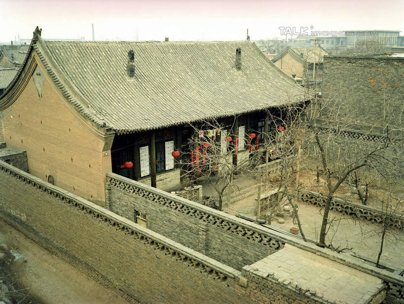 无人,家,横图,俯视,室外,白天,旅游,度假,名胜古迹,植物,标志建筑,地标,建筑,照明,平遥,中国,亚洲,吊挂,悬挂,遗迹,灯笼,瓦片,纸灯笼,房屋,墙,屋顶,屋子,挂,顶棚,瓦,古迹,文物,娱乐,建设,古建筑,楼房,墙壁,墙面,住宅,树,树木,红色,绿色,天空,自然,灯具,天,享受,休闲,旅游胜地,放松,建造,生长,成长,照亮,照明设备,古文明,东亚,屋瓦,山西,山西省,中华人民共和国,华北地区,晋,晋中,晋中市,平遥县,彩图,高角度拍摄,房子,shcm1