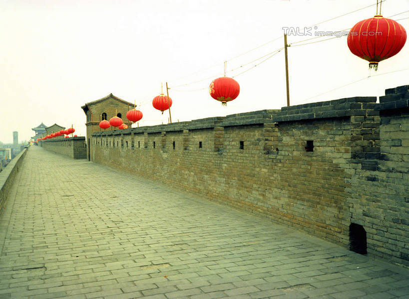 无人,家,横图,室外,白天,正面,旅游,度假,名胜古迹,标志建筑,地标,建筑,照明,平遥,中国,亚洲,一排,吊挂,悬挂,遗迹,整齐,灯笼,纸灯笼,房屋,墙,屋子,挂,古迹,文物,娱乐,建设,古建筑,楼房,墙壁,墙面,住宅,排列,红色,天空,灯具,天,享受,休闲,旅游胜地,放松,照亮,照明设备,队列,古文明,东亚,山西,山西省,中华人民共和国,华北地区,晋,晋中,晋中市,平遥县,彩图,房子,shcm1