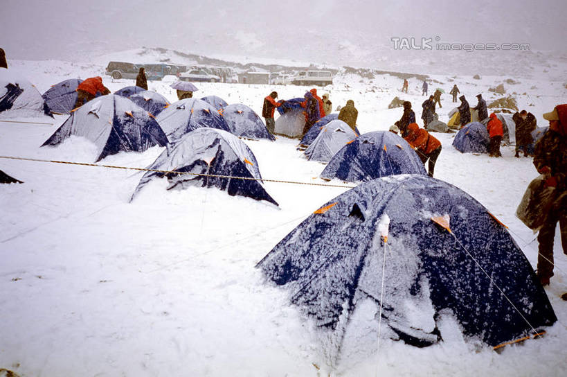 东方人,站,横图,室外,白天,正面,旅游,度假,美景,山,雪,雪山,大雪,中国,亚洲,行人,游客,游人,服装,帐篷,冰,积雪,景观,山峰,雪景,冬季,冬天,山峦,许多人,休闲装,黄种人,娱乐,路人,旅客,衣服,自然,站着,一群人,享受,休闲,休闲服,景色,放松,寒冷,服饰,冰冷,自然风光,露营,野营,东亚,青海,青海省,久治县,宿营,中华人民共和国,严寒,冰凉,酷寒,凛冽,凛凛,极冷,西北地区,青,果洛,果洛州,果洛藏族自治州,过客,男人,男性,年轻男性,年轻女性,女人,女性,亚洲人,站立,半身,彩图,shcm1