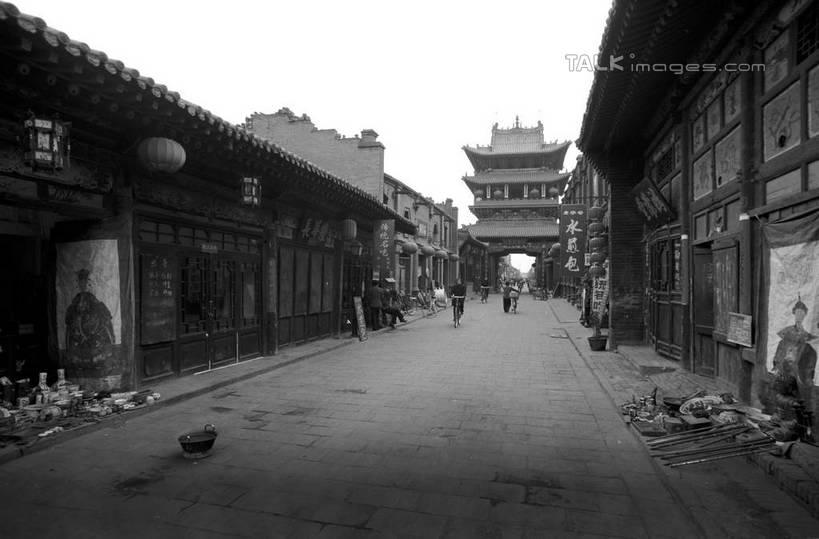 无人,家,商店,横图,黑白,室外,白天,正面,旅游,度假,名胜古迹,标志建筑,地标,建筑,照明,平遥,中国,亚洲,吊挂,悬挂,遗迹,灯笼,纸灯笼,房屋,屋子,挂,古迹,文物,娱乐,建设,商铺,古建筑,楼房,住宅,天空,灯具,天,享受,休闲,旅游胜地,放松,照亮,照明设备,古文明,东亚,山西,山西省,中华人民共和国,华北地区,晋,晋中,晋中市,市肆,商号,平遥县,房子,店铺,shcm1