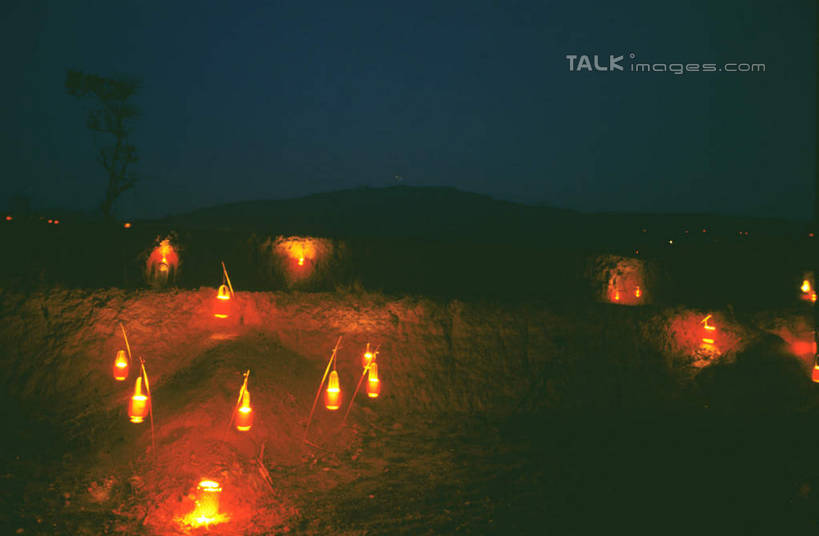 无人,横图,室外,夜晚,正面,旅游,度假,热情,石头,美景,山,山脉,火,照明,中国,亚洲,一堆,堆叠,堆积,灯笼,火焰,木材,石子,纸灯笼,景观,山峰,山峦,燃烧,娱乐,木柴,自然,灯具,群山,享受,休闲,景色,放松,木料,堆,照亮,篝火,照明设备,自然风光,东亚,陕西,陕西省,陇县,宝鸡市,中华人民共和国,西北地区,陕,宝鸡,石块,岩石,彩图,营火,shcm1