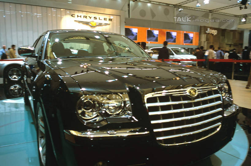 无人,横图,室内,白天,正面,汽车,照明,一辆,阴影,光线,影子,墙,灯光,墙壁,墙面,车,灯,黑色,轮胎,灯具,交通工具,轿车,展示,橡胶,展览,车展,照亮,照明设备,载具,橡胶制品,车胎,凯迪拉克,前照灯,前大灯,车前灯,彩图,外胎,汽车展览,shcm1