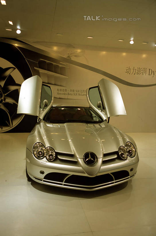 无人,竖图,室内,白天,正面,汽车,照明,一辆,奔驰,阴影,光线,影子,墙,灯光,跑车,墙壁,墙面,车,灯,灯具,交通工具,展示,展览,车展,照亮,照明设备,载具,敞篷跑车,前照灯,前大灯,车前灯,彩图,汽车展览,shcm1