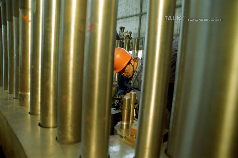 东方人,一个人,工厂,站,横图,室内,白天,正面,工作服,制服,机器,技术,帽子,亚洲,仅一个男性,仅一个人,一排,服装,环保,整齐,科学,发电机,头盔,黄种人,设备,排列,工人,仅一个年轻男性,衣服,安全帽,站着,机械,发电厂,发电站,服饰,能源,回收,资源,衣着,穿着,队列,转换,能量,利用,低碳,循环,工作制服,持续,衣饰,男人,男性,年轻男性,亚洲人,员工,站立,半身,彩图,工作套服,工地,制造厂,机械工人,匠人,劳动者,体力工,shcm1