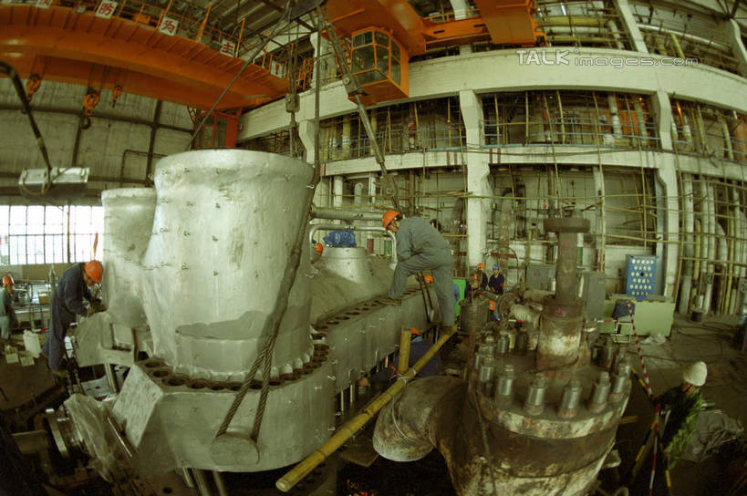 东方人,伙伴,朋友,工厂,站,横图,室内,白天,正面,工作服,制服,友谊,合作,团队,机器,技术,帽子,亚洲,服装,环保,科学,发电机,头盔,许多人,黄种人,设备,工人,衣服,安全帽,站着,一群人,机械,发电厂,发电站,战略,服饰,能源,回收,资源,衣着,穿着,转换,能量,利用,低碳,循环,联合,合谋,工作制服,持续,衣饰,配合,协作,男人,男性,年轻男性,亚洲人,员工,站立,半身,彩图,工作套服,工地,制造厂,机械工人,匠人,劳动者,体力工,shcm1