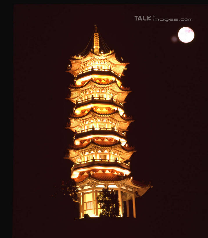 无人,竖图,室外,夜晚,仰视,旅游,度假,标志建筑,地标,建筑,上海,中国,亚洲,阴影,光线,影子,月亮,塔,灯光,月光,娱乐,建设,宝塔,佛塔,享受,休闲,旅游胜地,放松,明亮,申,东亚,上海市,中华人民共和国,沪,华东地区,皎洁,浮图,浮屠,彩图,低角度拍摄,塔婆,浮图塔,浮头,佛图,shcm1