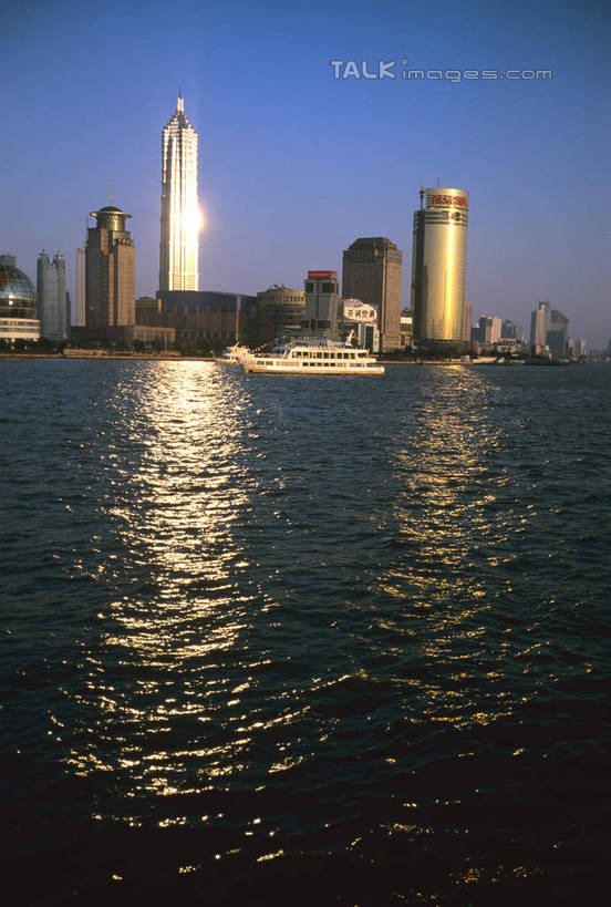 无人,高楼大厦,竖图,全景,室外,白天,正面,度假,河流,美景,水,天际线,城市风光,标志建筑,城市,大厦,地标,建筑,摩天大楼,上海,中国,亚洲,波纹,河水,景观,水流,涟漪,娱乐,建设,黄浦江,金茂大厦,浦东,倒影,水纹,外滩,波浪,享受,休闲,景色,放松,环球金融中心,申,倒映,柏悦酒店,国际贸易金融中心,合生国际大厦,花旗集团大厦,金融中心,陆家嘴,陆家嘴金融中心,浦东新区,上海环球金融中心,香格里拉酒店,震旦国际大楼,东亚,上海市,中华人民共和国,沪,华东地区,水晕,反照,彩图,大楼,高层建筑,高楼,摩天楼,黄埔滩,上海外滩,外黄埔滩,shcm1