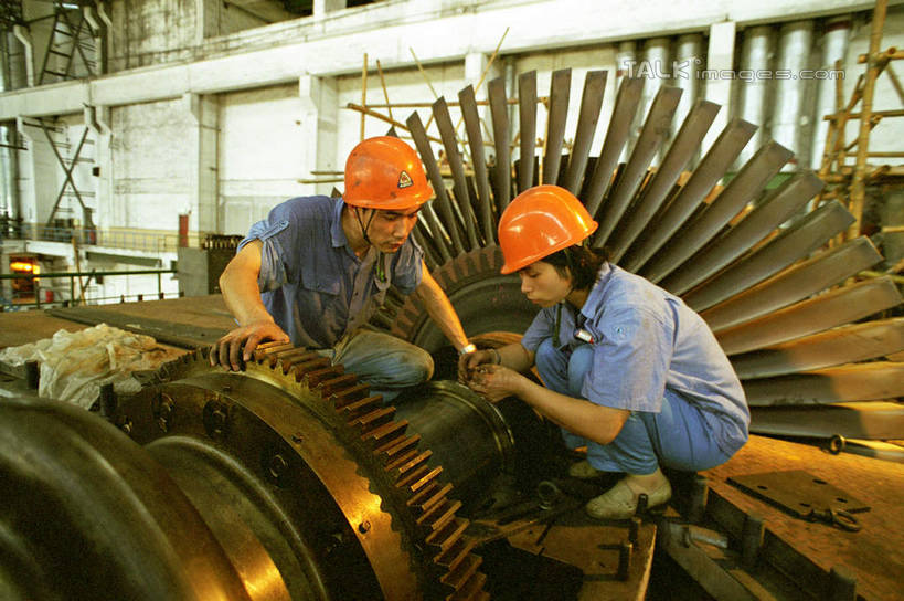 东方人,两个人,伙伴,朋友,工厂,蹲,横图,室内,白天,正面,工作服,制服,友谊,合作,团队,机器,帽子,亚洲,握,阴影,服装,反射,头盔,影子,拿,拿着,注视,黄种人,工人,衣服,安全帽,观察,看,机械,战略,握着,服饰,观看,察看,衣着,穿着,关注,汽轮机,联合,合谋,工作制服,衣饰,配合,协作,男人,男性,年轻男性,年轻女性,女人,女性,亚洲人,员工,蹲着,半身,彩图,工作套服,工地,制造厂,机械工人,匠人,劳动者,体力工,动力机械,蒸汽透平,shcm1