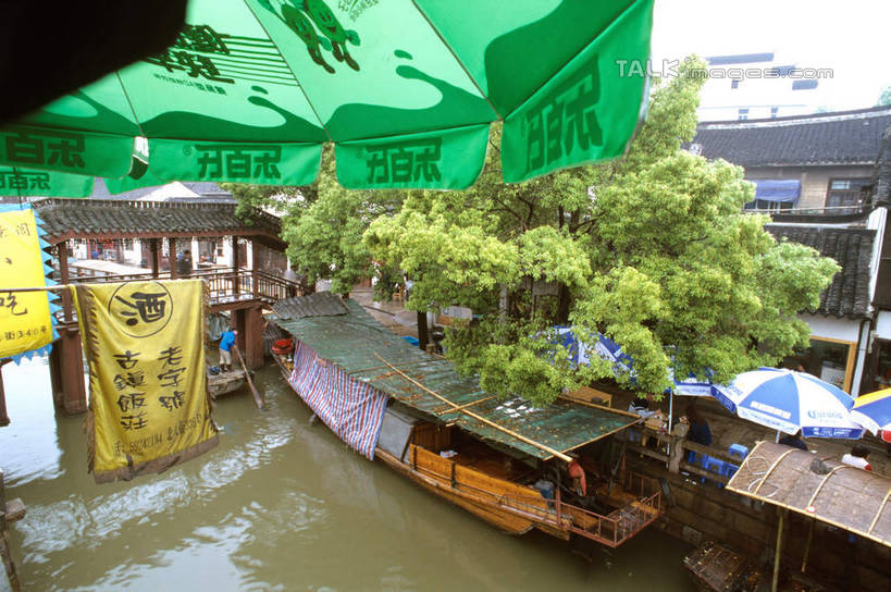 无人,家,横图,俯视,室外,白天,旅游,度假,河流,名胜古迹,水,植物,标志建筑,地标,建筑,船,上海,中国,亚洲,阴影,遗迹,光线,瓦片,影子,房屋,屋顶,屋子,河水,水流,顶棚,瓦,古迹,文物,娱乐,建设,古建筑,楼房,住宅,树,树木,绿色,阳光,自然,交通工具,享受,休闲,旅游胜地,放松,建造,朱家角,生长,成长,申,舟,载具,青浦区,古文明,东亚,屋瓦,淀山湖,乌篷船,上海市,朱家角镇,中华人民共和国,沪,华东地区,朱家角古镇,淀山湖风景区,彩图,高角度拍摄,房子,shcm1