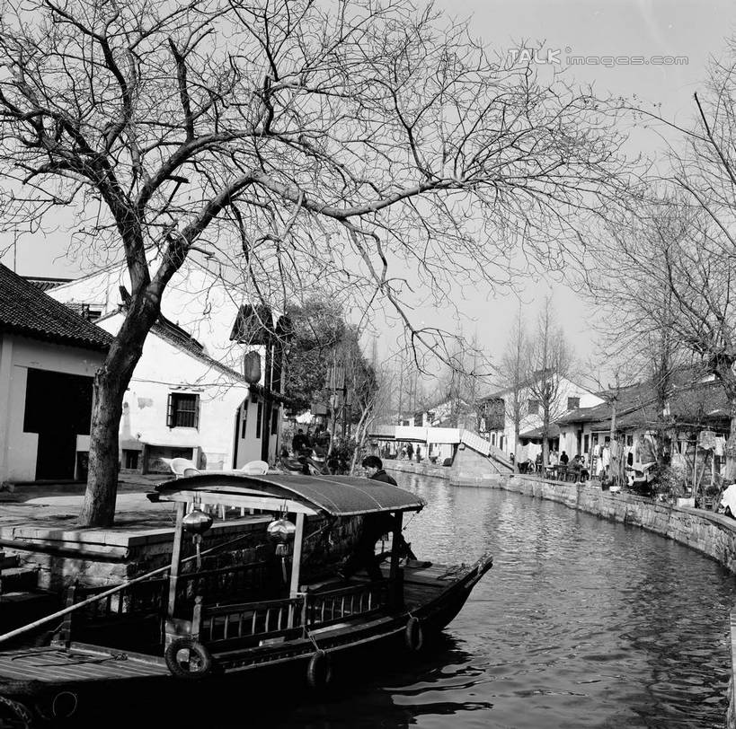 无人,家,横图,黑白,室外,白天,正面,旅游,度假,河流,名胜古迹,水,植物,标志建筑,地标,建筑,船,上海,中国,亚洲,阴影,波纹,遗迹,光线,影子,房屋,屋子,河水,水流,涟漪,古迹,文物,娱乐,建设,古建筑,楼房,住宅,树,树木,倒影,水纹,天空,阳光,自然,交通工具,波浪,天,享受,休闲,旅游胜地,放松,朱家角,生长,成长,申,倒映,舟,载具,青浦区,古文明,东亚,淀山湖,乌篷船,上海市,朱家角镇,中华人民共和国,沪,华东地区,水晕,反照,朱家角古镇,淀山湖风景区,房子,shcm1