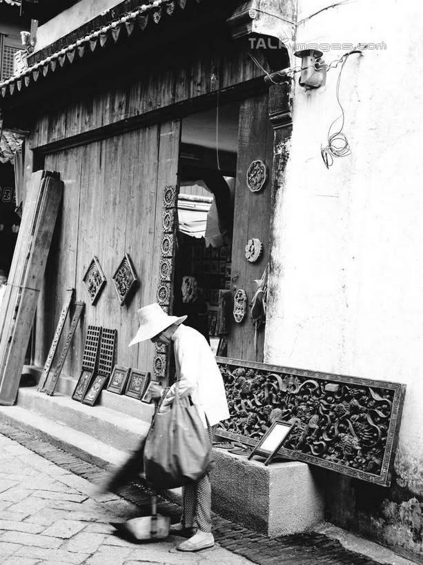 东方人,一个人,家,站,竖图,黑白,室外,白天,正面,旅游,度假,名胜古迹,门,标志建筑,地标,建筑,帽子,上海,中国,亚洲,仅一个男性,仅一个人,服装,遗迹,房屋,墙,屋子,黄种人,古迹,文物,娱乐,建设,古建筑,楼房,墙壁,墙面,住宅,衣服,遮阳帽,门框,站着,仅一个老年男性,享受,休闲,旅游胜地,放松,服饰,朱家角,申,衣着,穿着,青浦区,古文明,东亚,淀山湖,上海市,朱家角镇,中华人民共和国,沪,华东地区,衣饰,朱家角古镇,淀山湖风景区,老年男性,男人,男性,亚洲人,站立,全身,房子,shcm1