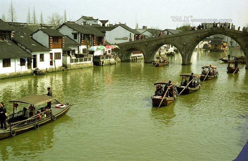 无人,家,横图,室外,白天,正面,旅游,度假,河流,石头,名胜古迹,水,标志建筑,地标,建筑,船,上海,中国,亚洲,阴影,波纹,遗迹,光线,石子,影子,房屋,屋子,河水,水流,桥,涟漪,古迹,文物,娱乐,建设,古建筑,石桥,楼房,拱桥,住宅,栈桥,倒影,水纹,天空,阳光,交通工具,波浪,天,享受,休闲,旅游胜地,放松,朱家角,拱形,人行桥,石拱桥,申,倒映,舟,载具,青浦区,古文明,东亚,淀山湖,乌篷船,上海市,朱家角镇,中华人民共和国,沪,华东地区,水晕,反照,朱家角古镇,淀山湖风景区,石块,彩图,房子,shcm1