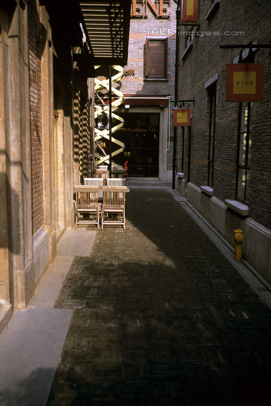 无人,家,竖图,室外,白天,正面,旅游,度假,美景,门,城市风光,城市,道路,建筑,路,上海,中国,亚洲,阴影,光线,影子,房屋,墙,屋子,景观,公寓,小路,交通,娱乐,建设,洋房,楼房,墙壁,墙面,住宅,阳光,门框,享受,休闲,景色,放松,新天地,申,卢湾区,东亚,上海市,中华人民共和国,沪,华东地区,上海新天地,彩图,房子,shcm1