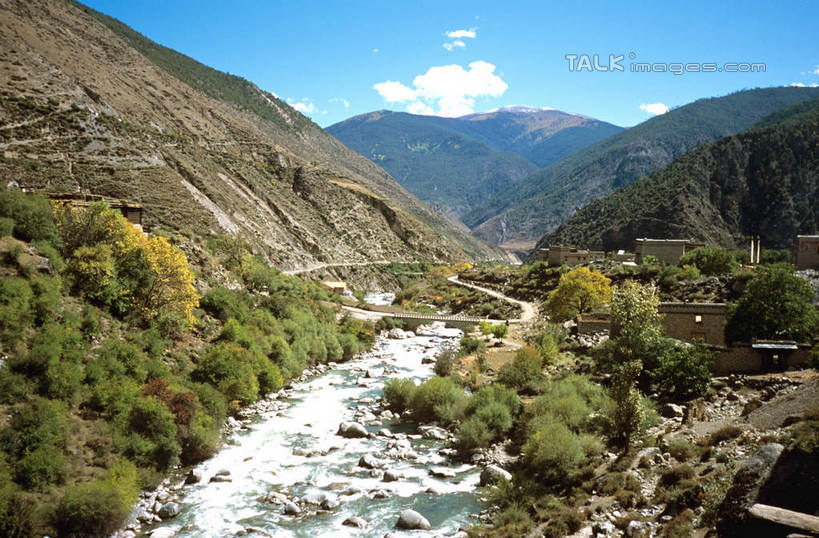 无人,横图,室外,白天,正面,旅游,度假,河流,石头,美景,森林,山,山脉,树林,水,植物,中国,亚洲,阴影,光线,石子,影子,河水,景观,山峰,水流,云,云朵,山峦,云彩,娱乐,树,树木,蓝色,绿色,白云,蓝天,天空,阳光,自然,群山,天,享受,休闲,景色,放松,四川省,生长,晴朗,成长,自然风光,东亚,四川,稻城,甘孜藏族自治州,海子山,理塘县,中华人民共和国,西南地区,川,甘孜,甘孜州,理塘,石块,岩石,晴空,彩图,稻城县,shcm1