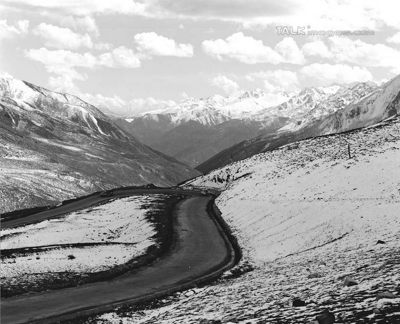 无人,横图,黑白,室外,白天,正面,旅游,度假,石头,美景,山,雪,雪山,大雪,道路,路,中国,亚洲,曲折,弯曲,石子,冰,积雪,景观,山峰,雪景,云,云朵,冬季,冬天,小路,交通,山峦,云彩,娱乐,白云,自然,享受,休闲,景色,放松,寒冷,蜿蜒,四川省,乡间小路,冰冷,自然风光,东亚,四川,康定,甘孜藏族自治州,康定县,折多山,中华人民共和国,西南地区,严寒,川,甘孜,甘孜州,冰凉,酷寒,凛冽,凛凛,极冷,石块,岩石,shcm1