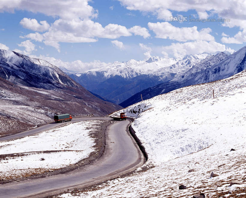 无人,横图,室外,白天,正面,旅游,度假,石头,美景,山,雪,雪山,大雪,道路,路,中国,亚洲,阴影,曲折,弯曲,光线,石子,影子,冰,积雪,景观,山峰,雪景,云,云朵,冬季,冬天,小路,交通,山峦,云彩,娱乐,蓝色,白云,蓝天,天空,阳光,自然,天,享受,休闲,景色,放松,寒冷,蜿蜒,四川省,乡间小路,晴朗,冰冷,自然风光,东亚,四川,康定,甘孜藏族自治州,康定县,折多山,中华人民共和国,西南地区,严寒,川,甘孜,甘孜州,冰凉,酷寒,凛冽,凛凛,极冷,石块,岩石,晴空,彩图,shcm1