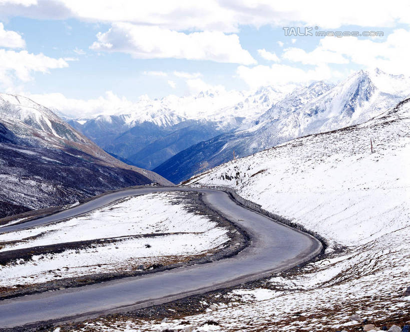 无人,横图,室外,白天,正面,旅游,度假,石头,美景,山,雪,雪山,大雪,道路,路,中国,亚洲,阴影,曲折,弯曲,光线,石子,影子,冰,积雪,景观,山峰,雪景,云,云朵,冬季,冬天,小路,交通,山峦,云彩,娱乐,蓝色,白云,蓝天,天空,阳光,自然,天,享受,休闲,景色,放松,寒冷,蜿蜒,四川省,乡间小路,晴朗,冰冷,自然风光,东亚,四川,康定,甘孜藏族自治州,康定县,折多山,中华人民共和国,西南地区,严寒,川,甘孜,甘孜州,冰凉,酷寒,凛冽,凛凛,极冷,石块,岩石,晴空,彩图,shcm1