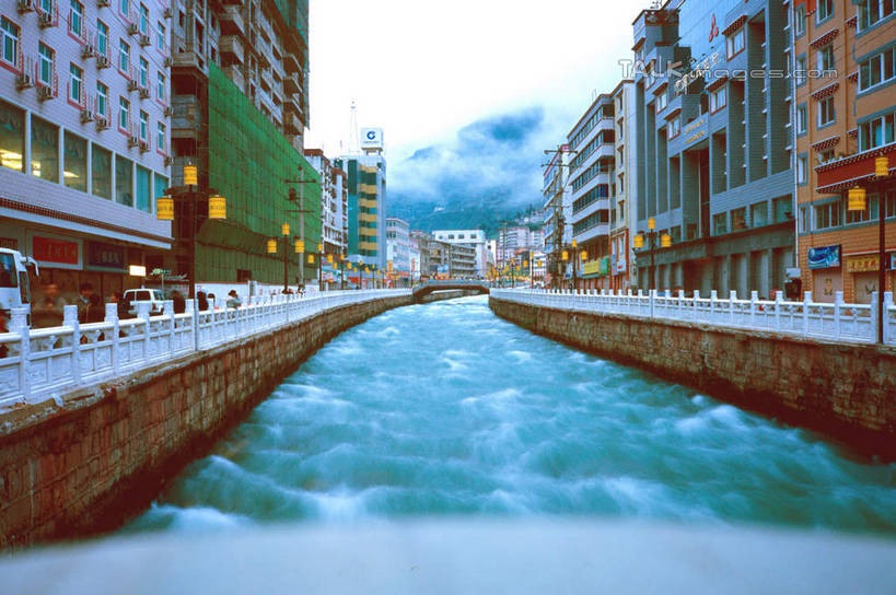 无人,家,栏杆,横图,室外,白天,正面,旅游,度假,河流,美景,水,城市风光,城市,建筑,路灯,照明,中国,亚洲,阴影,光线,影子,房屋,屋子,河水,景观,水流,公寓,围栏,灯光,娱乐,建设,洋房,护栏,楼房,住宅,灯,天空,天,享受,休闲,景色,放松,四川省,照亮,照明设备,东亚,四川,康定,甘孜藏族自治州,康定县,中华人民共和国,西南地区,川,甘孜,甘孜州,彩图,房子,shcm1