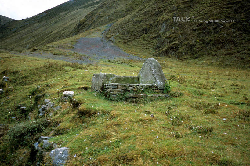 无人,横图,室外,白天,正面,旅游,度假,草地,草坪,石头,美景,山,山脉,植物,中国,亚洲,石子,景观,山峰,山峦,娱乐,草,绿色,天空,自然,群山,天,享受,休闲,墓地,景色,放松,坟墓,陵墓,自然风光,坟场,东亚,青海,青海省,神山天葬台,中华人民共和国,西北地区,青,玉树州,玉树藏族自治州,石块,岩石,玉树,彩图,shcm1