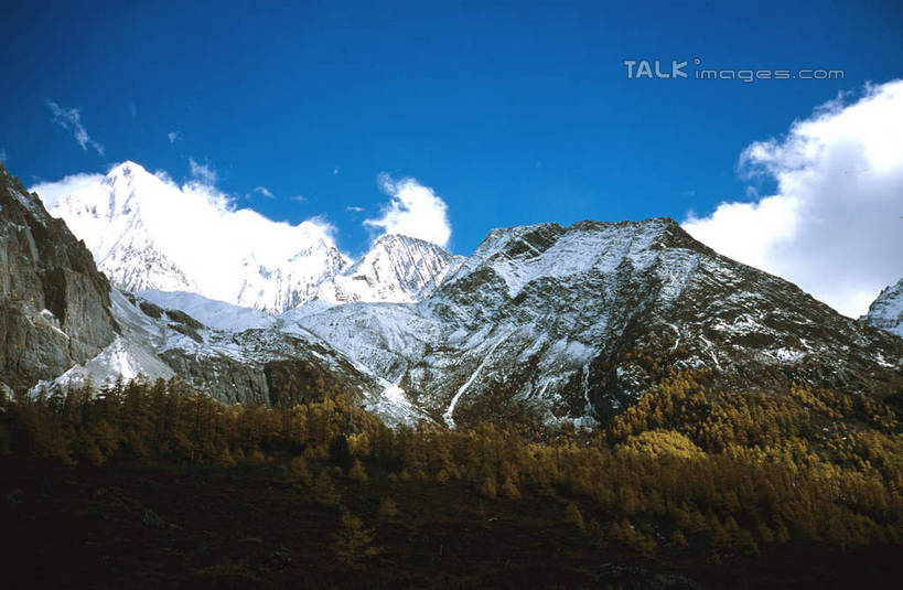 无人,横图,室外,白天,正面,旅游,度假,石头,美景,森林,山,树林,雪,雪山,植物,大雪,中国,亚洲,阴影,光线,石子,影子,冰,积雪,景观,山峰,雪景,云,云朵,冬季,冬天,山峦,云彩,娱乐,树,树木,蓝色,绿色,白云,蓝天,天空,阳光,自然,天,享受,休闲,景色,放松,寒冷,四川省,生长,晴朗,成长,冰冷,自然风光,东亚,四川,稻城,亚丁,甘孜藏族自治州,央迈勇,中华人民共和国,西南地区,严寒,川,甘孜,甘孜州,冰凉,酷寒,凛冽,凛凛,极冷,石块,岩石,晴空,彩图,稻城三神山,稻城县,稻城亚丁,念青贡嘎日松贡布,三神山,亚丁风景区,央迈勇神山,shcm1