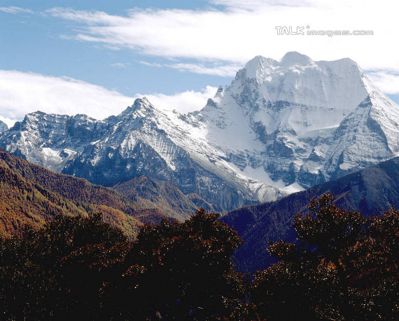 无人,横图,室外,白天,正面,旅游,度假,石头,美景,森林,山,树林,雪,雪山,植物,大雪,中国,亚洲,阴影,光线,石子,影子,冰,积雪,景观,山峰,雪景,云,云朵,冬季,冬天,山峦,云彩,娱乐,树,树木,蓝色,绿色,白云,蓝天,天空,阳光,自然,天,享受,休闲,景色,放松,寒冷,四川省,生长,晴朗,成长,冰冷,自然风光,东亚,四川,稻城,亚丁,甘孜藏族自治州,央迈勇,中华人民共和国,西南地区,严寒,川,甘孜,甘孜州,冰凉,酷寒,凛冽,凛凛,极冷,石块,岩石,晴空,彩图,稻城三神山,稻城县,稻城亚丁,念青贡嘎日松贡布,三神山,亚丁风景区,央迈勇神山,shcm1