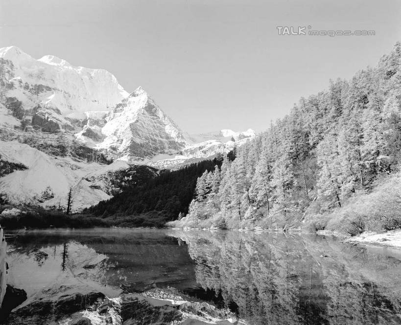 无人,横图,室外,白天,正面,旅游,度假,河流,美景,森林,山,树林,水,雪,雪山,植物,大雪,中国,亚洲,阴影,波纹,光线,影子,冰,河水,积雪,景观,山峰,水流,雪景,冬季,冬天,涟漪,山峦,娱乐,树,树木,绿色,倒影,水纹,阳光,自然,波浪,享受,休闲,景色,放松,寒冷,四川省,生长,成长,冰冷,倒映,自然风光,东亚,四川,稻城,亚丁,甘孜藏族自治州,珍珠海,中华人民共和国,水晕,西南地区,严寒,川,甘孜,甘孜州,冰凉,酷寒,凛冽,凛凛,极冷,反照,彩图,稻城县,稻城亚丁,亚丁风景区,shcm1