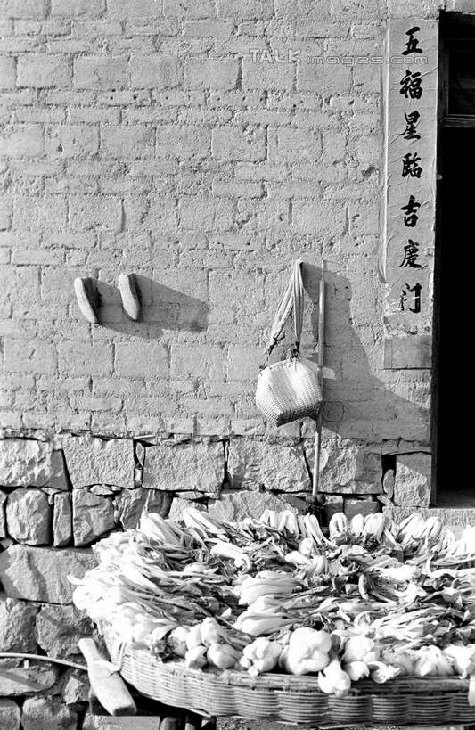 无人,家,交叉,竖图,黑白,室外,白天,正面,旅游,度假,美景,竹子,蔬菜,中国,亚洲,一堆,许多,阴影,堆叠,堆积,竹制,新鲜,编织,光线,篮子,影子,房屋,墙,屋子,景观,青菜,食品,很多,娱乐,楼房,墙壁,墙面,住宅,食物,阳光,自然,竹篮,享受,休闲,景色,放松,有机食品,绿色食品,竹条,堆,交织,竹制品,自然风光,小白菜,东亚,安徽,安徽省,安庆,安庆市,中华人民共和国,华东地区,皖,穿插,不结球白菜,房子,shcm1