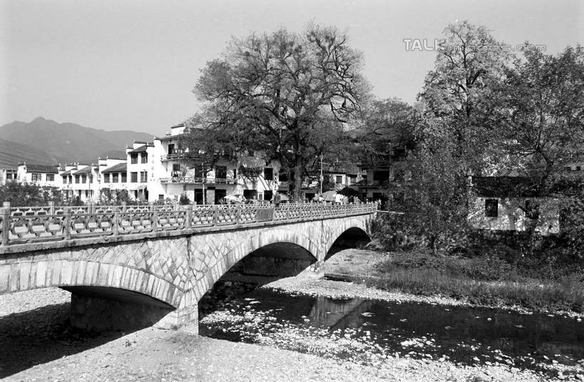 无人,家,横图,黑白,室外,白天,正面,旅游,度假,黄山,河流,石头,美景,水,植物,宏村,中国,亚洲,阴影,光线,石子,影子,房屋,屋子,河水,景观,水流,桥,娱乐,石桥,楼房,拱桥,住宅,栈桥,树,树木,天空,阳光,自然,天,享受,休闲,景色,放松,拱形,生长,成长,人行桥,石拱桥,自然风光,东亚,安徽,安徽省,黄山市,黟县,中华人民共和国,华东地区,皖,石块,房子,shcm1