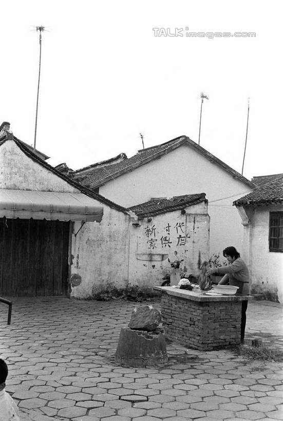 东方人,一个人,家,站,竖图,黑白,室外,白天,正面,旅游,度假,美景,中国,亚洲,仅一个女性,仅一个人,服装,房屋,墙,屋子,景观,休闲装,黄种人,娱乐,江苏,楼房,墙壁,墙面,住宅,衣服,天空,自然,天,站着,仅一个中年女性,享受,休闲,休闲服,景色,放松,服饰,自然风光,东亚,江苏省,锦溪,昆山,昆山市,中华人民共和国,华东地区,苏,鹿城,女人,女性,中年女性,亚洲人,站立,全身,房子,锦溪镇,shcm1