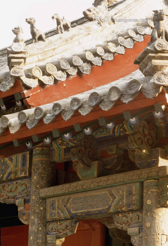 无人,寺庙,竖图,室外,白天,仰视,旅游,度假,名胜古迹,标志建筑,地标,建筑,雕塑,孔庙,中国,亚洲,阴影,节日,遗迹,艺术,装饰,光线,雕刻,雕像,瓦片,影子,屋顶,燃烧,顶棚,瓦,古迹,文化,文物,娱乐,建设,古建筑,山东,石雕,阳光,香火,工艺品,庙宇,祈祷,享受,休闲,健康,旅游胜地,放松,许愿,宗教,建造,信仰,纪念,祈求,美术,主题,陈列,古文明,东亚,屋瓦,曲阜,曲阜市,山东省,中华人民共和国,华东地区,功能,美学,鲁,平安,彩图,低角度拍摄,庙,寺,本庙,shcm1