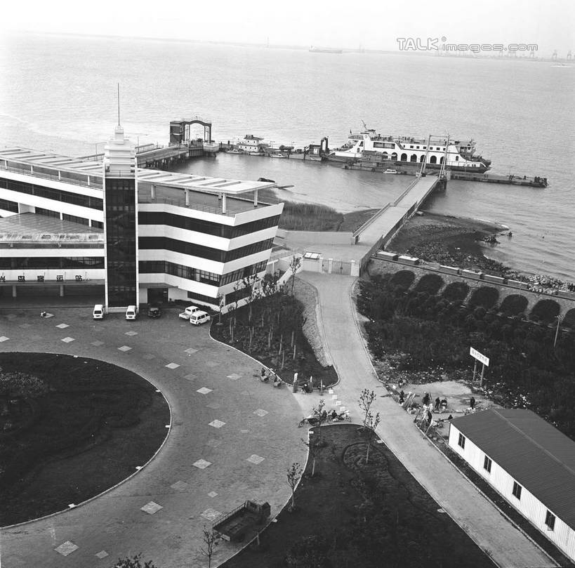 无人,码头,横图,俯视,黑白,室外,白天,旅游,度假,海浪,海洋,美景,植物,港口,轮船,船,上海,中国,亚洲,景观,浪花,娱乐,树,树木,天空,自然,海水,交通工具,天,享受,休闲,景色,放松,生长,成长,申,自然风光,载具,海景,东亚,上海市,长兴岛,中华人民共和国,沪,华东地区,崇明县,大海,风浪,海,海水的波动,近岸浪,涌浪,高角度拍摄,摆渡口,埠头,渡口,渡头,港湾,海港,货运码头,口岸,商港,shcm1