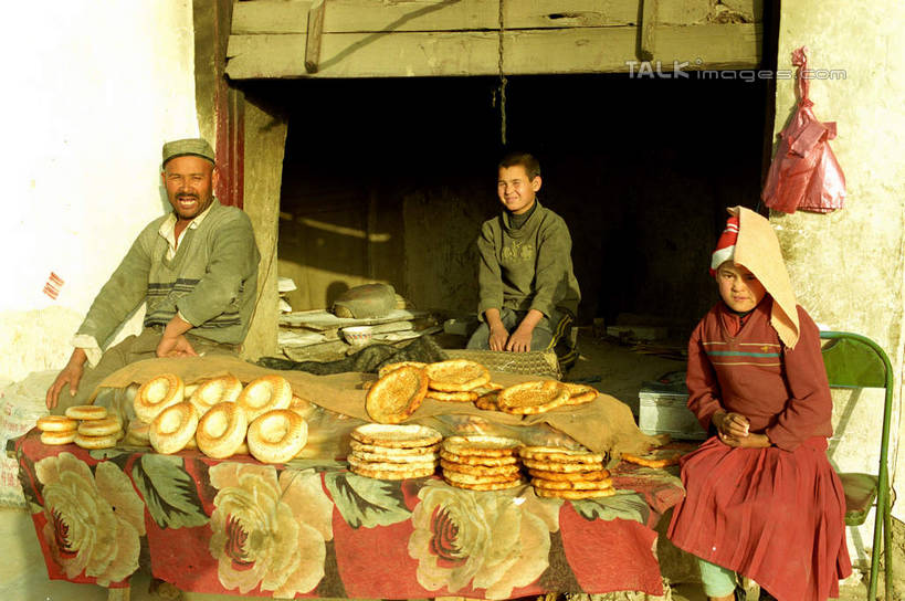 东方人,三个人,家,商店,坐,横图,室外,白天,正面,民族服装,亚洲,许多,阴影,服装,光线,影子,房屋,墙,屋子,很多,注视,黄种人,商铺,楼房,墙壁,墙面,住宅,衣服,阳光,观察,看,服饰,观看,察看,衣着,穿着,关注,馕,馕饼,市肆,商号,衣饰,胡饼,埃特买克,炉饼,尤哈,男人,男性,女人,女性,中年男性,中年女性,亚洲人,坐着,半身,彩图,传统服装,民俗服,房子,店铺,shcm1