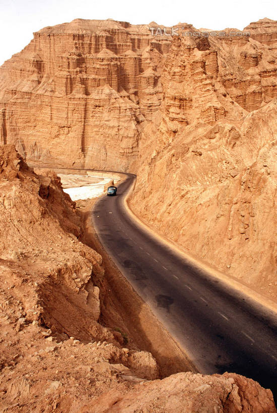 无人,竖图,俯视,室外,白天,旅游,度假,石头,美景,山,山脉,峡谷,道路,路,公路,中国,亚洲,石子,景观,山峰,交通,山谷,山峦,娱乐,自然,群山,享受,休闲,景色,放松,岩层,自然风光,东亚,库车,天山大峡谷,新疆,中华人民共和国,新疆维吾尔自治区,西北地区,石块,岩石,马路,彩图,高角度拍摄,阿克苏地区,库车大峡谷,库车县,新,shcm1