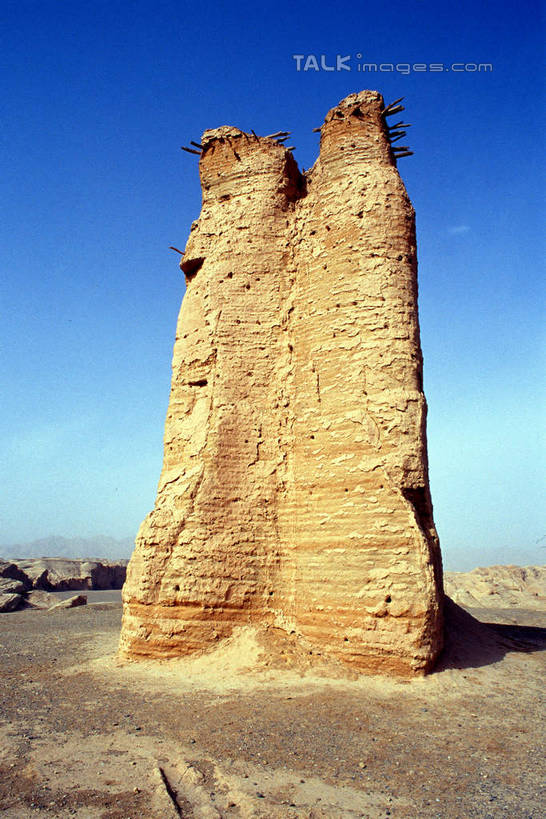 无人,竖图,室外,白天,正面,旅游,度假,石头,美景,名胜古迹,标志建筑,地标,建筑,中国,亚洲,阴影,遗迹,光线,石子,影子,景观,古迹,文物,娱乐,建设,古建筑,蓝色,蓝天,天空,阳光,自然,天,享受,休闲,旅游胜地,景色,放松,晴朗,自然风光,烽火台,古文明,东亚,库车,新疆,万里无云,中华人民共和国,新疆维吾尔自治区,西北地区,石块,岩石,晴空,晴空万里,彩图,阿克苏地区,克孜尔尕哈烽燧,库车县,墩台,烽堠,烽燧,烟墩,新,shcm1